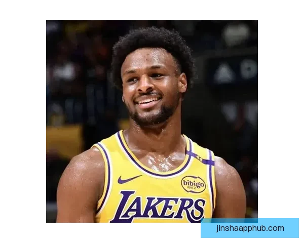 詹姆斯假传迷惑对手 布朗尼助攻艾顿完成震撼双手扣篮